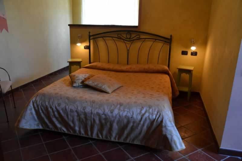 Trattoria Del Bivio Guest House Cerretto Langhe Bilik gambar