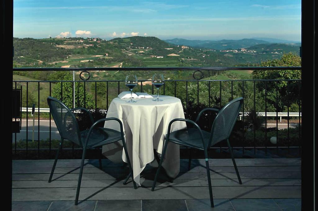 Trattoria Del Bivio Guest House Cerretto Langhe Bilik gambar