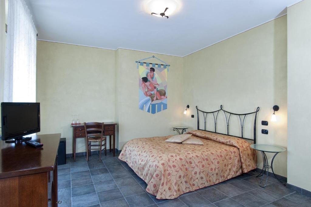 Trattoria Del Bivio Guest House Cerretto Langhe Bilik gambar