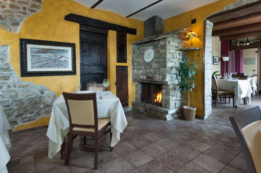 Trattoria Del Bivio Guest House Cerretto Langhe Luaran gambar