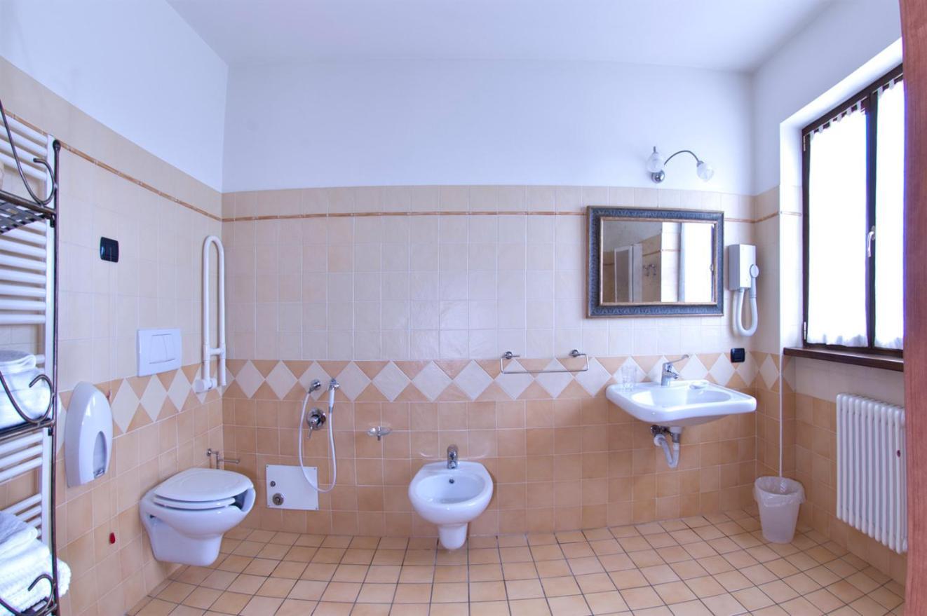 Trattoria Del Bivio Guest House Cerretto Langhe Luaran gambar
